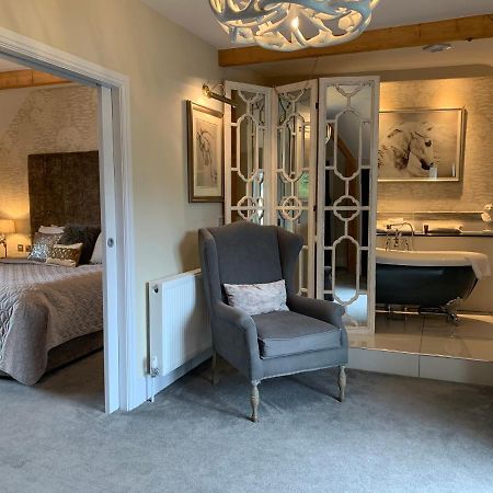 The Wheatsheaf Hotel, Sandbach Exterior photo A suite at The Swan