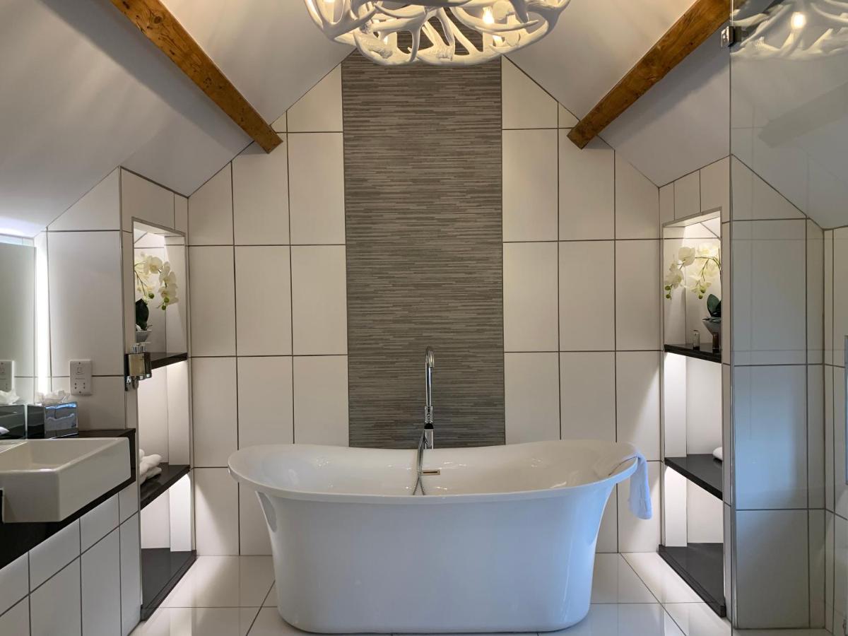 The Wheatsheaf Hotel, Sandbach Exterior photo Bathroom with a freestanding bath